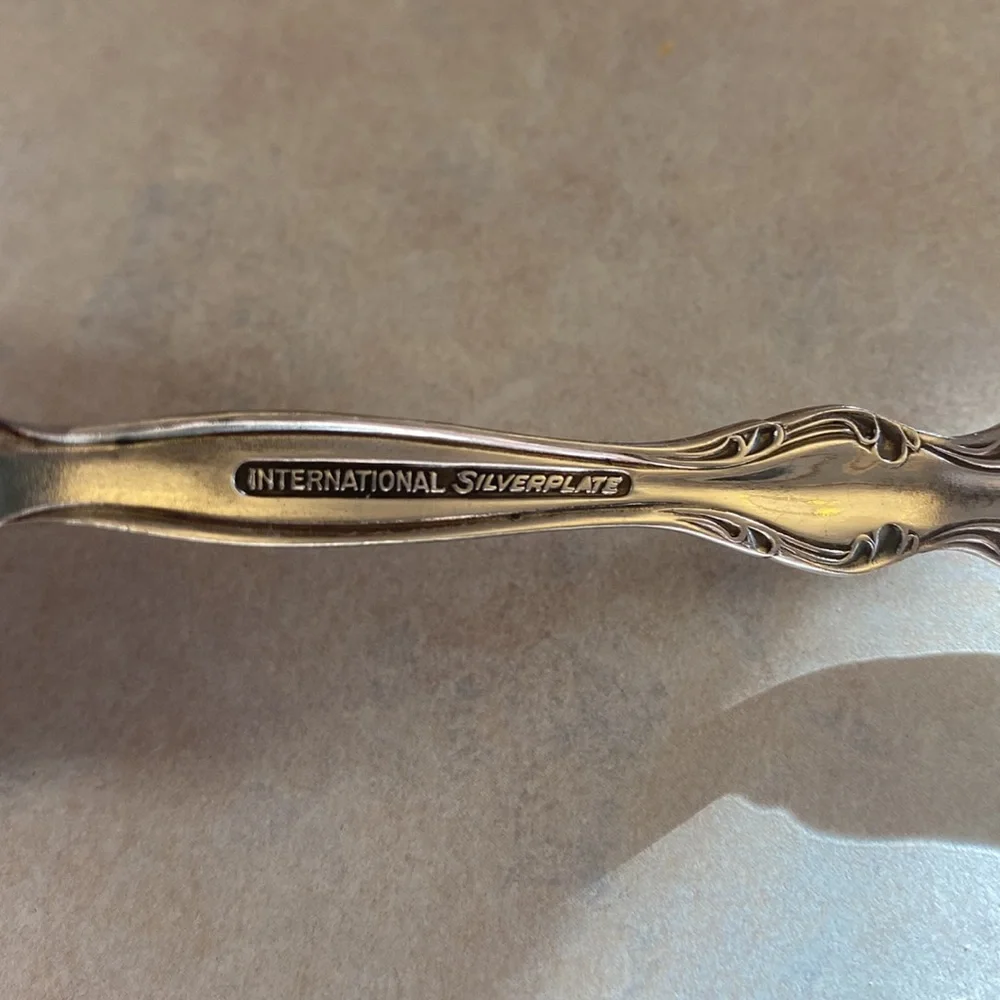 🌼🌿Beautiful international silver plate sugar spoon approximately 5” long🌼🌿